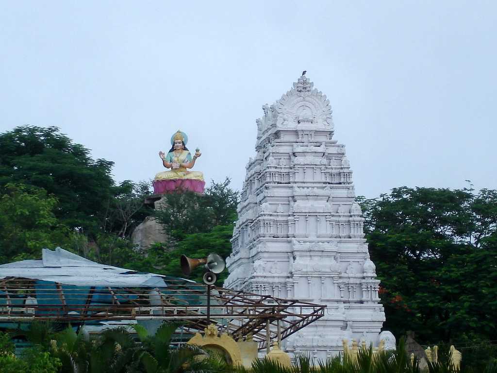 建邦者Gnana Saraswathi寺庙,寺庙在纳